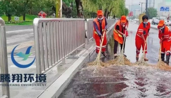 雨情就是命令丨腾翔环境工人积极排水清淤保出行